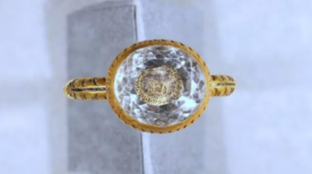 Une bague en or de 370 ans découverte au Royaume-Uni